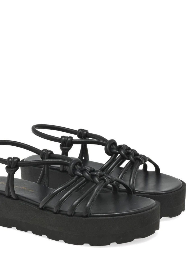 صندل جيانفيتو روسي أسود