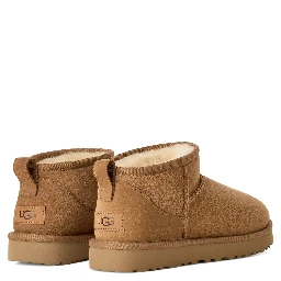 أحذية يو جي جي