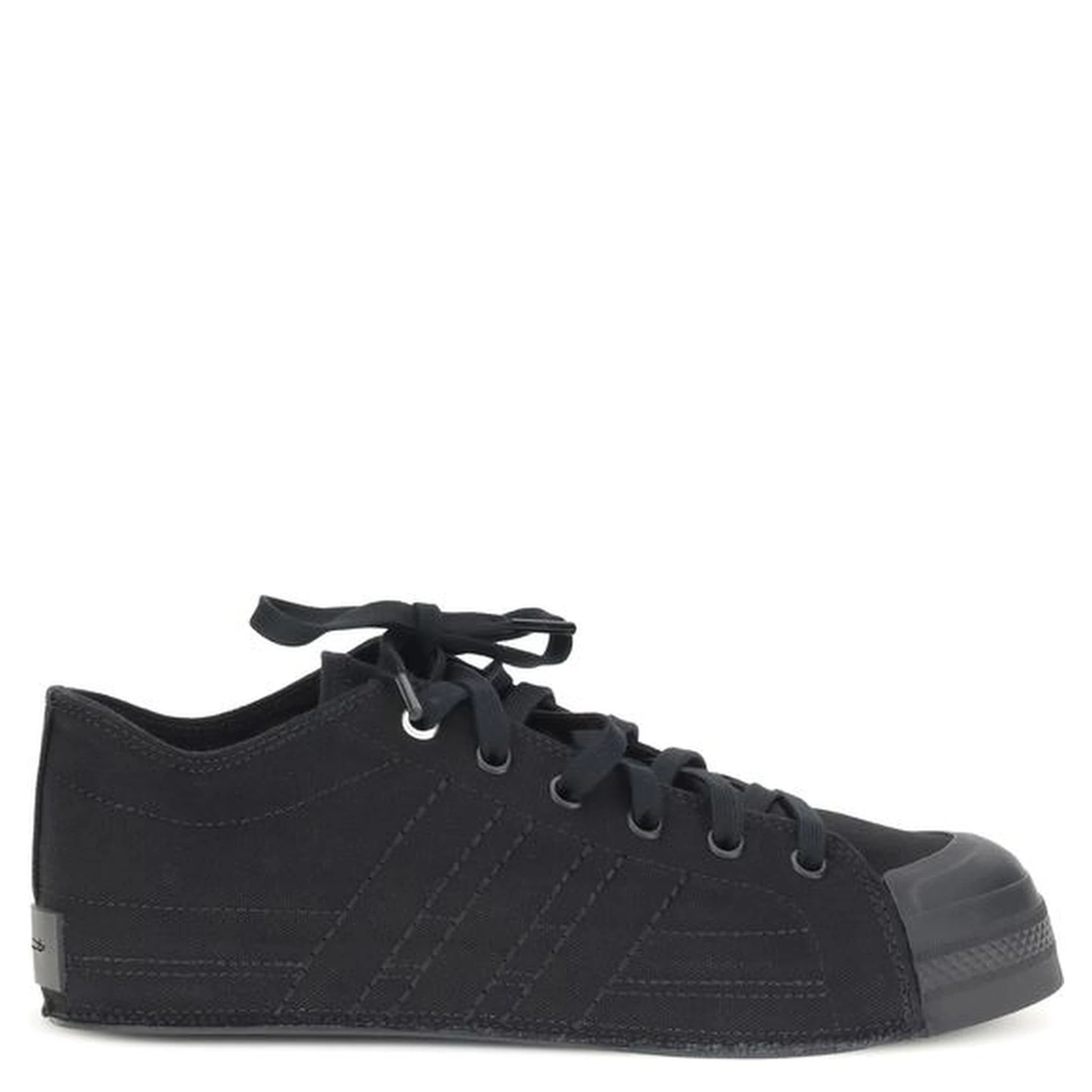 حذاء رياضي أسود من القماش