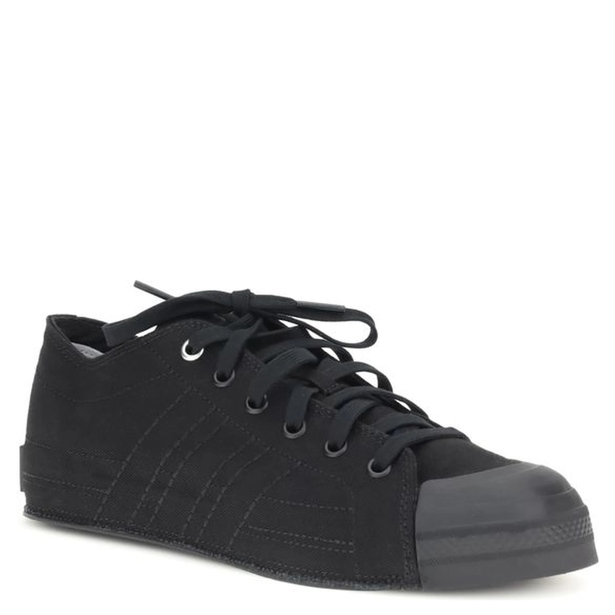 حذاء رياضي أسود من القماش