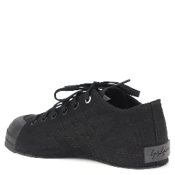 حذاء رياضي أسود من القماش