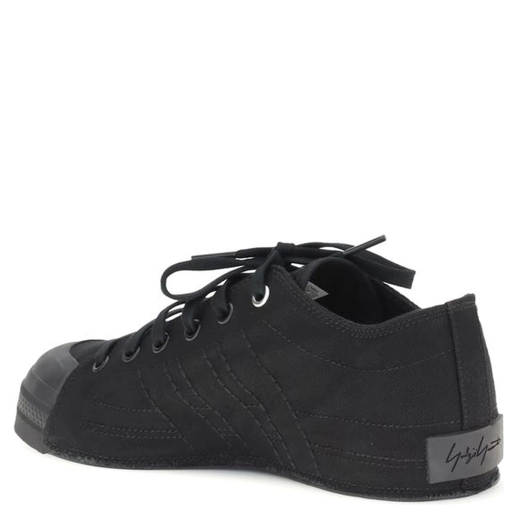 حذاء رياضي أسود من القماش