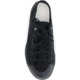 حذاء رياضي أسود من القماش