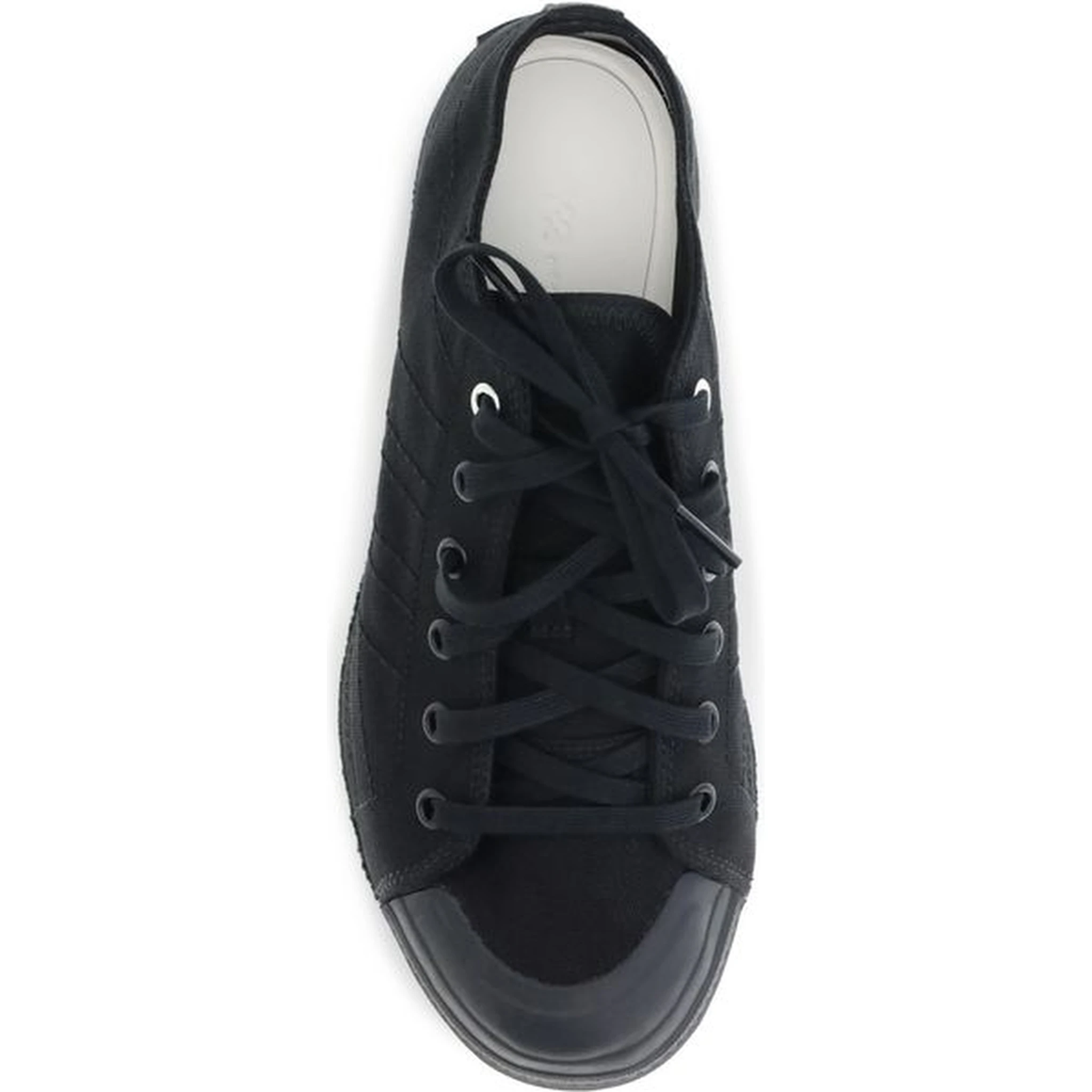 حذاء رياضي أسود من القماش