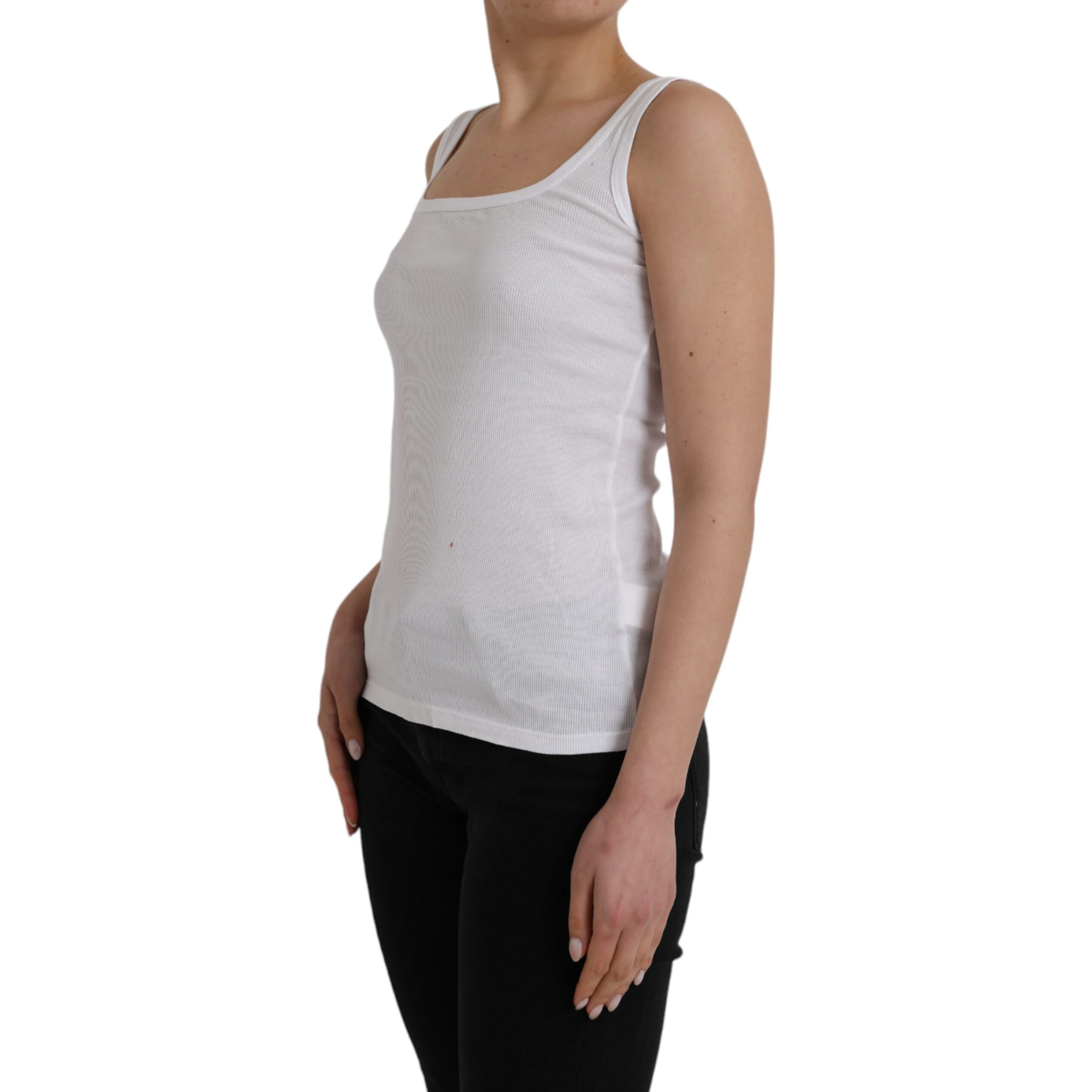 بلوزة قطنية بيضاء بدون أكمام، مناسبة للإطلالات الكاجوال