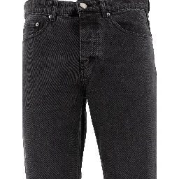 "Classic Fit" jeans