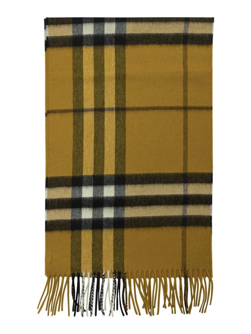 وشاح بنقشة مربعات