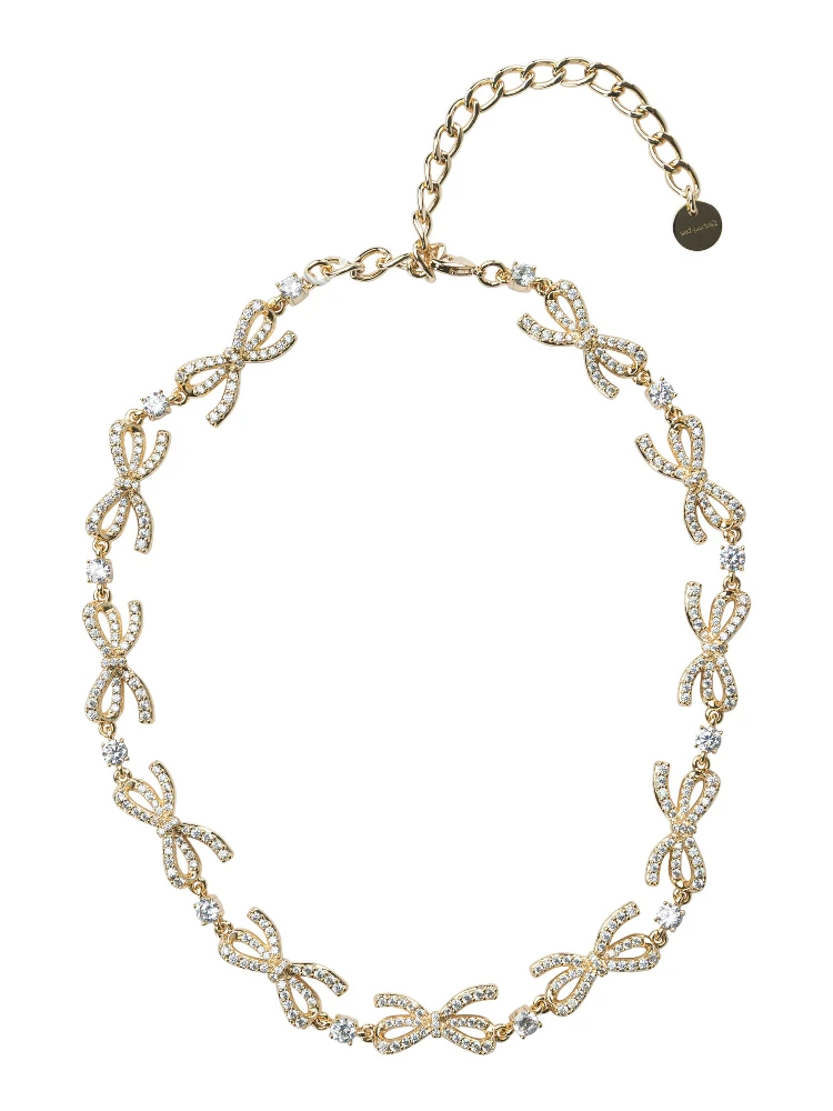 قلادة مزينة بفيونكات وكريستالات