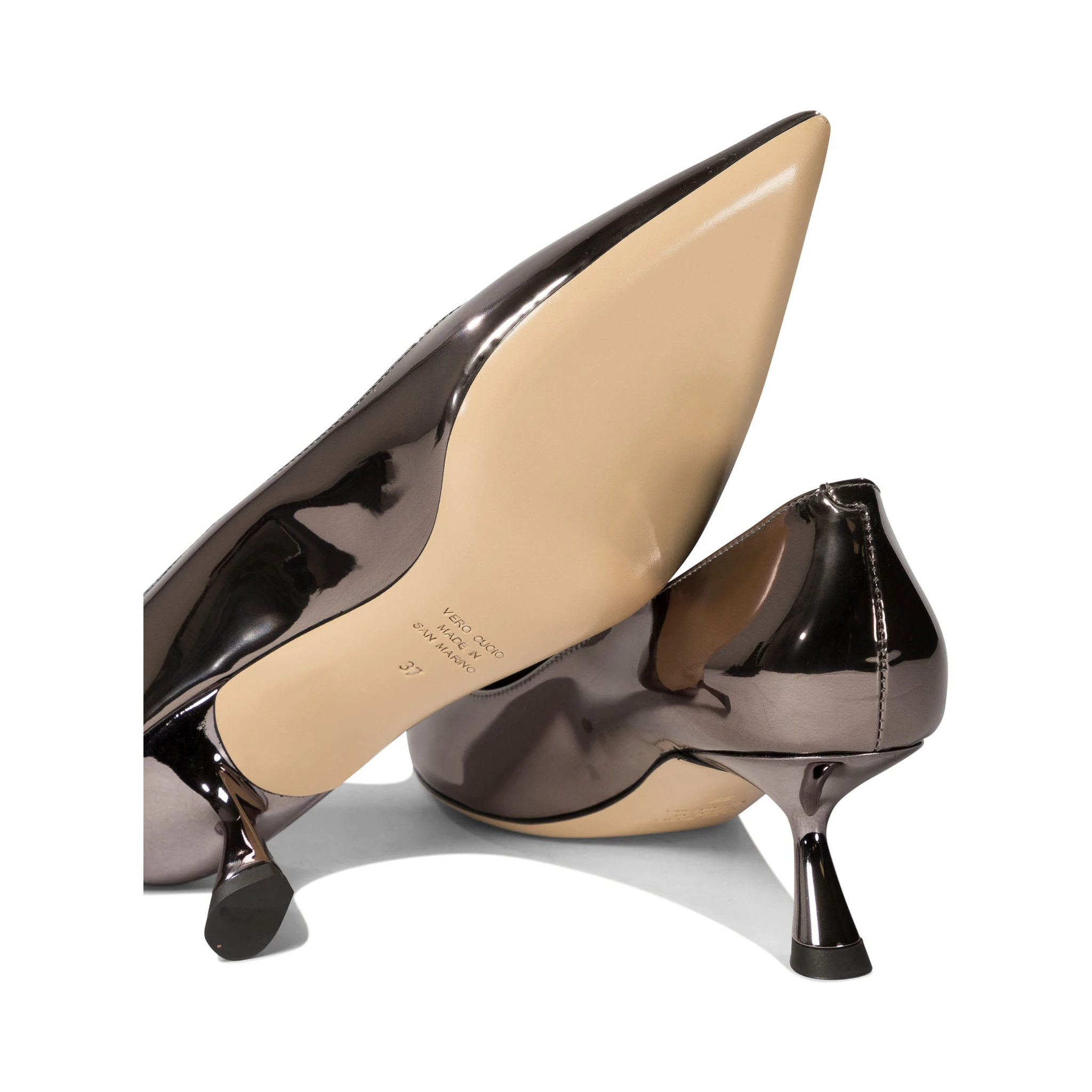 Pumps in mirror effect leather