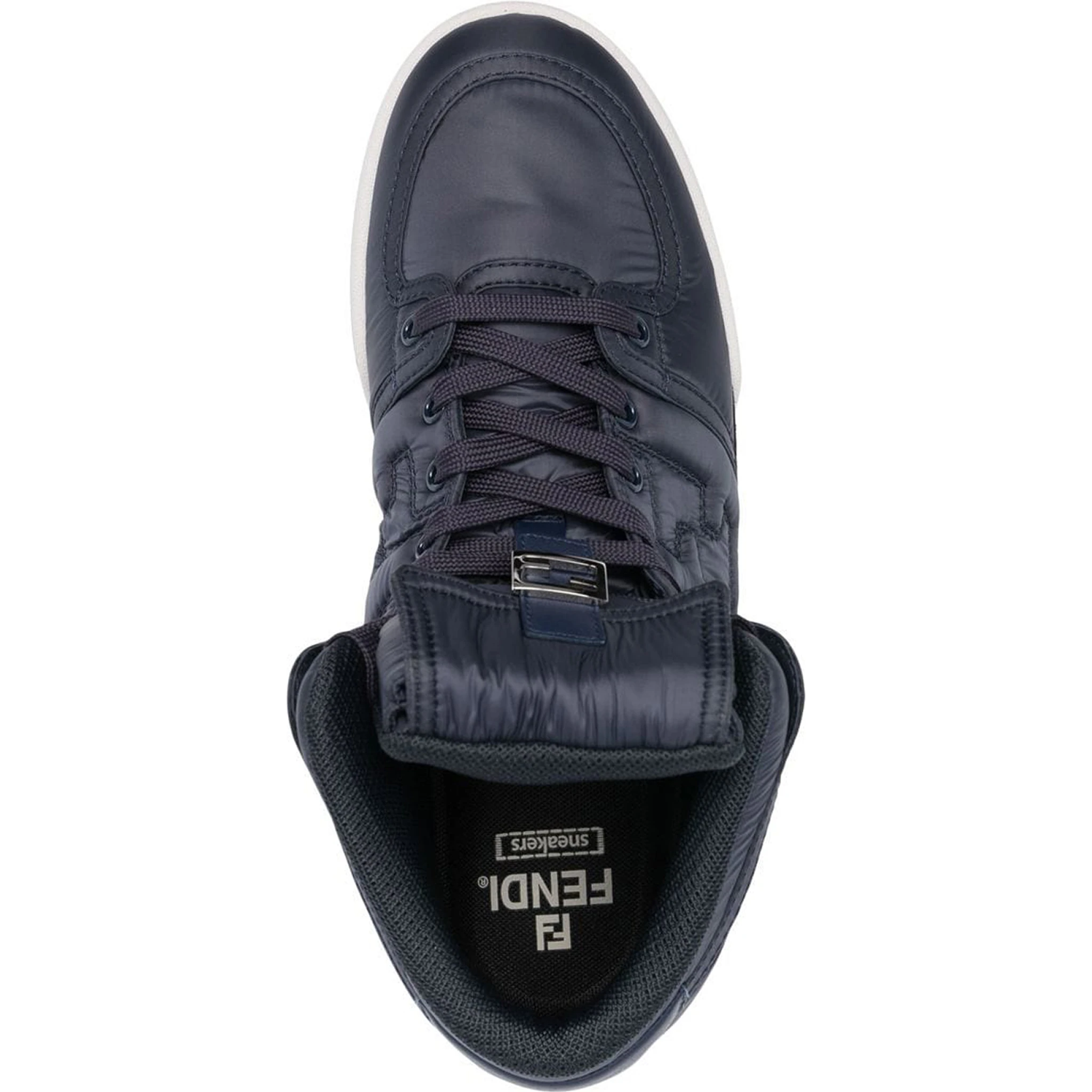 أحذية رياضية وأحذية سهلة الارتداء