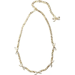 قلادة مزينة بفيونكات مرصعة بالكريستال