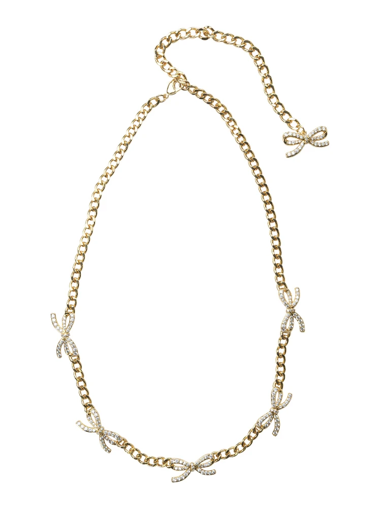 قلادة مزينة بفيونكات مرصعة بالكريستال