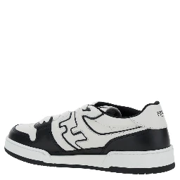 حذاء رياضي أبيض وأسود منخفض الرقبة بتفاصيل FF من الجلد للرجال