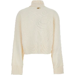 كنزة صوفية قصيرة بيضاء بياقة عالية وشعار على الظهر، للنساء