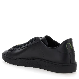 حذاء رياضي أسود منخفض من رويكو، مزين بشعار V-Logo في الخلف ولوحة شعار V-Logo على الرباط، مصنوع من الجلد، للرجال