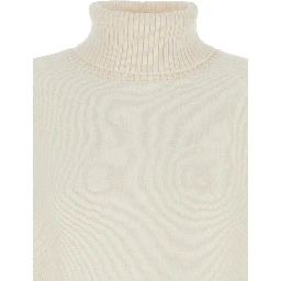 كنزة صوفية قصيرة بيضاء بياقة عالية وشعار على الظهر، للنساء