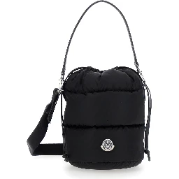 حقيبة يد كارادوك سوداء برباط وشعار مطبوع على الجهة الأمامية، مصنوعة من قماش تقني، للنساء