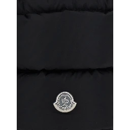 حقيبة يد كارادوك سوداء برباط وشعار مطبوع على الجهة الأمامية، مصنوعة من قماش تقني، للنساء