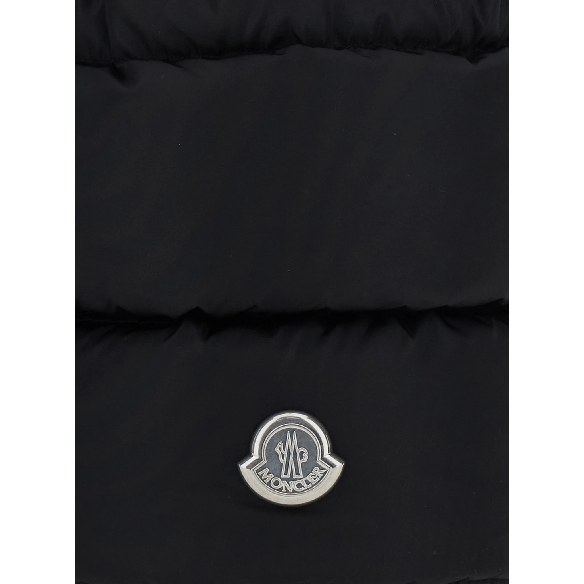 حقيبة يد كارادوك سوداء برباط وشعار مطبوع على الجهة الأمامية، مصنوعة من قماش تقني، للنساء