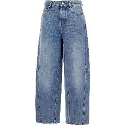 بنطال جينز أزرق بشعار على الجزء الخلفي وقصة واسعة من قماش الدنيم للنساء