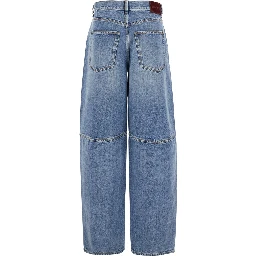 بنطال جينز أزرق بشعار على الجزء الخلفي وقصة واسعة من قماش الدنيم للنساء