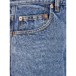 بنطال جينز أزرق بشعار على الجزء الخلفي وقصة واسعة من قماش الدنيم للنساء