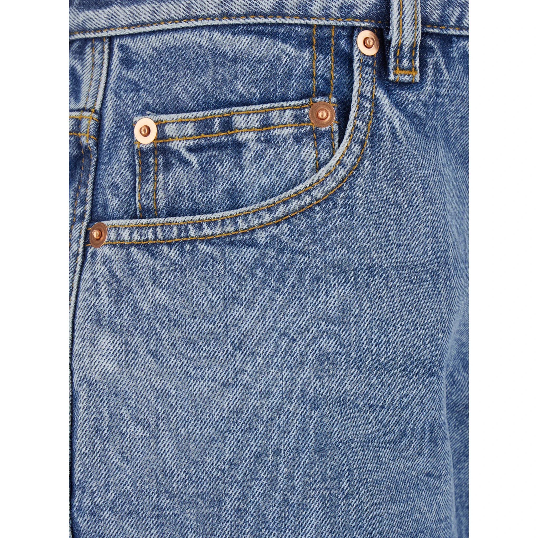 بنطال جينز أزرق بشعار على الجزء الخلفي وقصة واسعة من قماش الدنيم للنساء