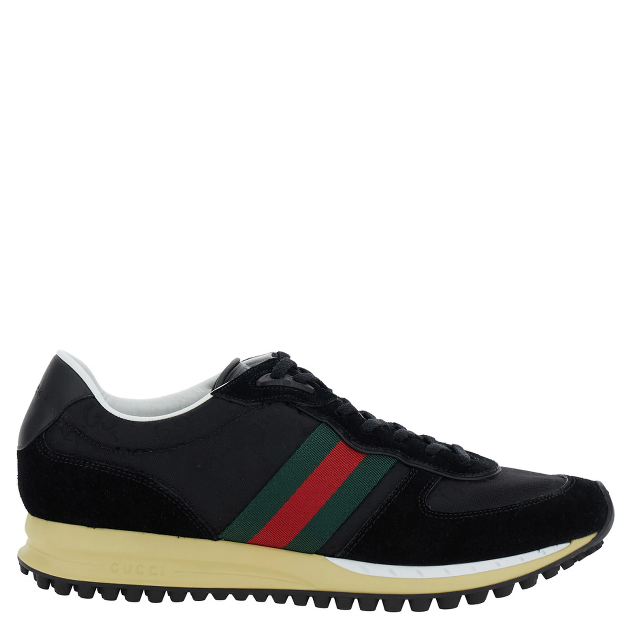 حذاء رياضي أسود منخفض الرقبة بتفاصيل شبكية جانبية من القماش للنساء