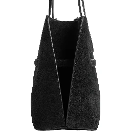 حقيبة يد سوداء أنيقة من الجلد المدبوغ، مزودة بحزام وشعار بارز في الأمام.