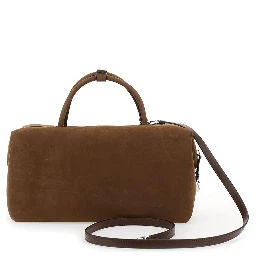 حقيبة يد بنية اللون، مزودة بحزام كتف قابل للتعديل والإزالة، وعلامة تحمل شعارًا بارزًا في الأمام، مصنوعة من جلد الغزال، للنساء