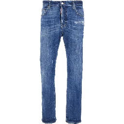 بنطال جينز أزرق بتفاصيل ممزقة وشعار على الجزء الخلفي، مصنوع من قماش الدنيم الرجالي.