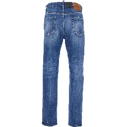 بنطال جينز أزرق بتفاصيل ممزقة وشعار على الجزء الخلفي، مصنوع من قماش الدنيم الرجالي.