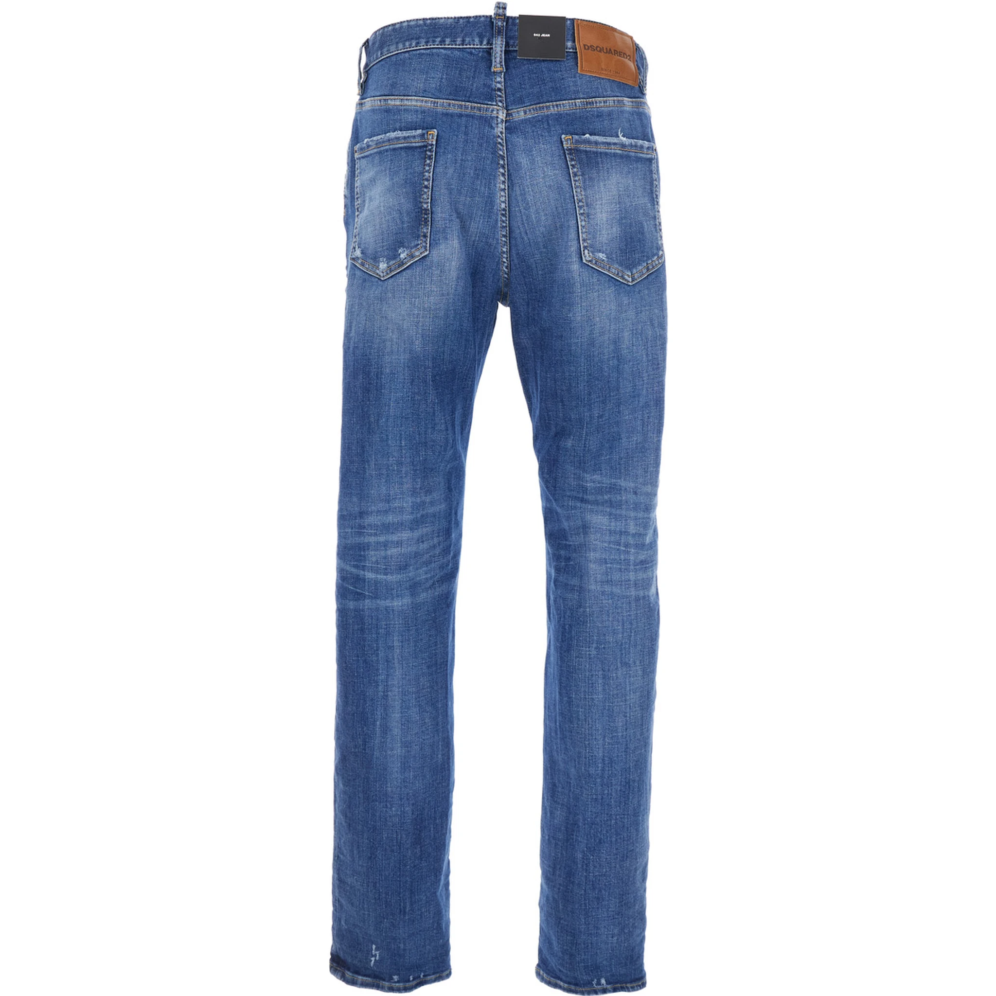 بنطال جينز أزرق بتفاصيل ممزقة وشعار على الجزء الخلفي، مصنوع من قماش الدنيم الرجالي.