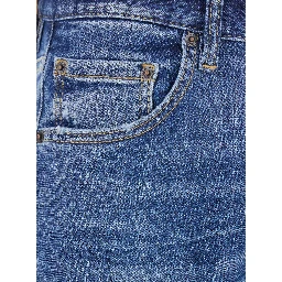 بنطال جينز أزرق بتفاصيل ممزقة وشعار على الجزء الخلفي، مصنوع من قماش الدنيم الرجالي.