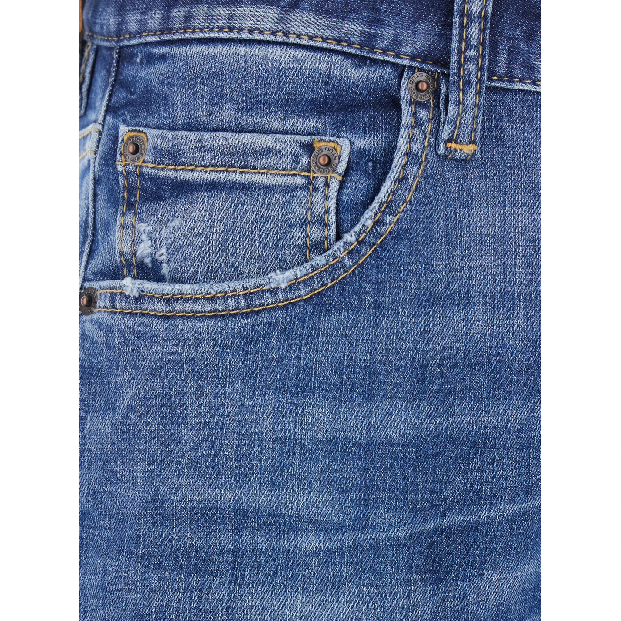 بنطال جينز أزرق بتفاصيل ممزقة وشعار على الجزء الخلفي، مصنوع من قماش الدنيم الرجالي.