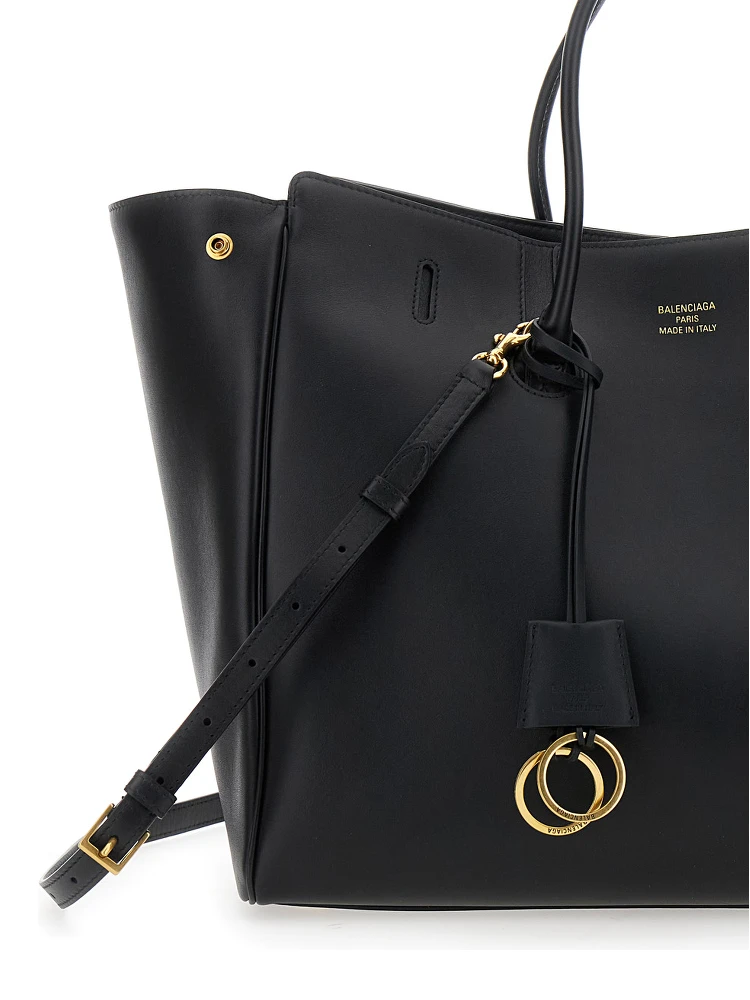 Hampton Medium Black Handbag with Embossed Logo on the Front and Removable Key Ring in Leather Woman alternative