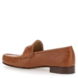 حذاء لوفر بني اللون مزين بشعار VLogo المميز، مصنوع من الجلد، للرجال