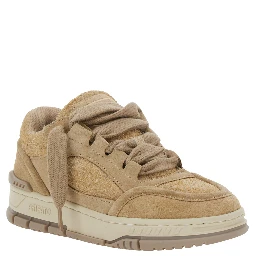 حذاء رياضي نسائي منخفض من Area Lo بيج اللون، مزين بشعار على اللسان ونعل سميك من مزيج الجلد.