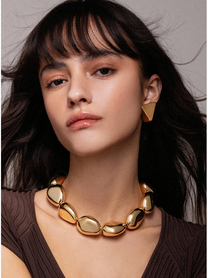 Virtual Metallic Small Earings with Butterfly Clasp Closure and Triangular Shape  in Gold Plated Bronze Woman