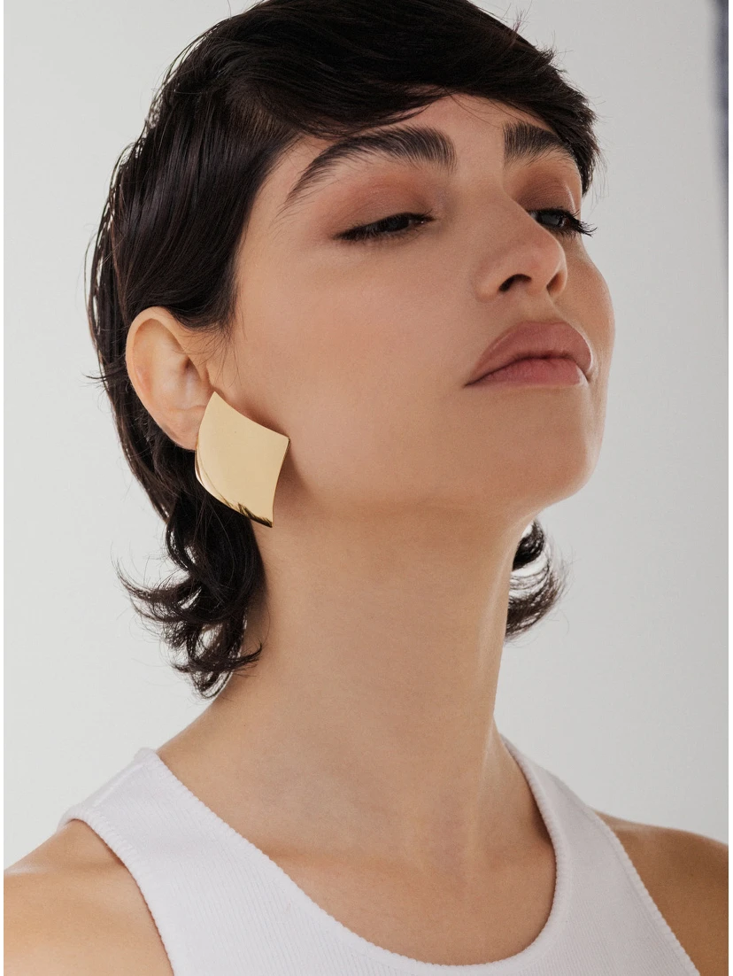 Emily Metallic Earings with Butterfly Clasp Closure in Gold Plated Gold Woman