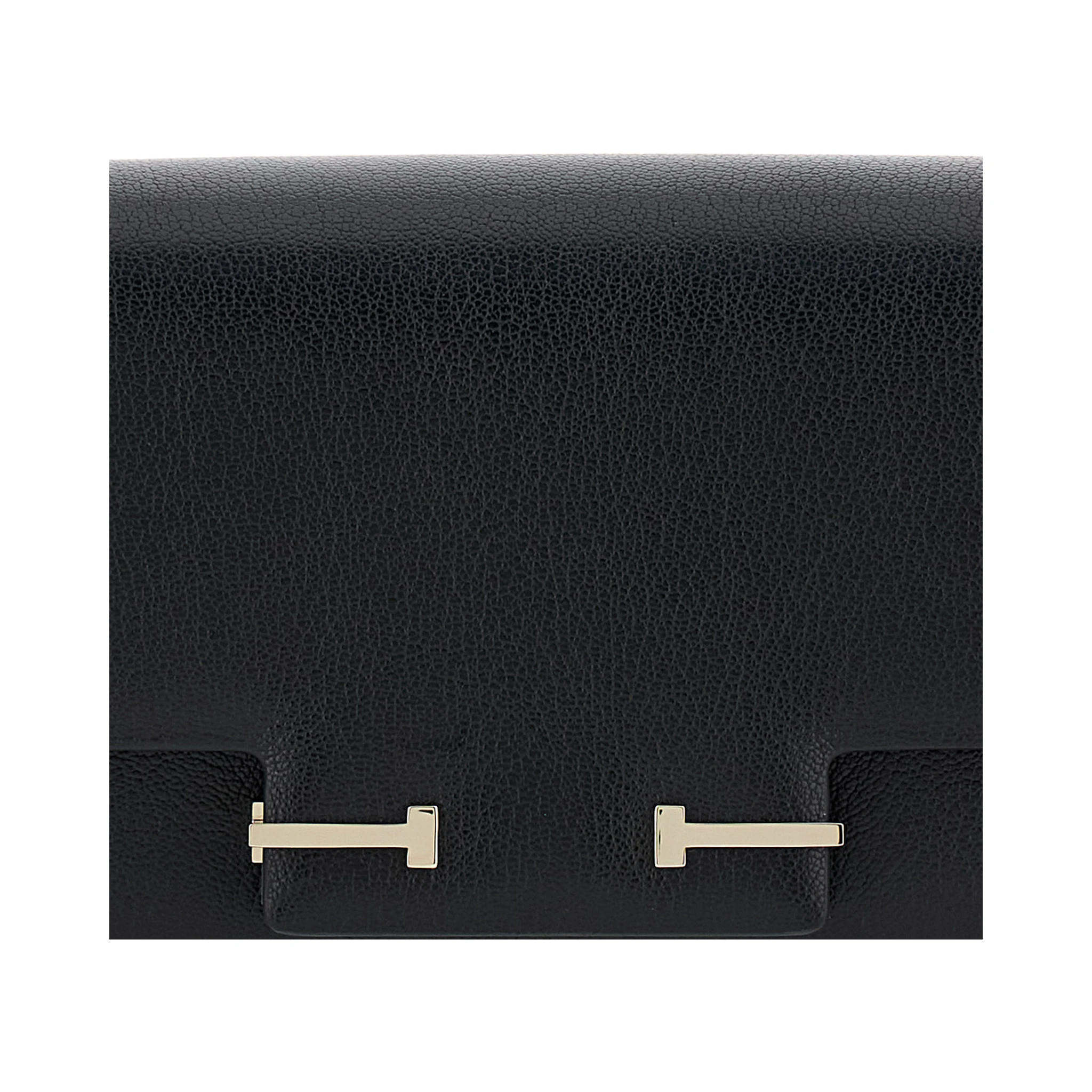 حقيبة كروس سوداء بحزام كتف قابل للتعديل وإغلاق على شكل حرف T من الجلد المحبب للنساء