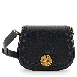 حقيبة كتف سوداء نسائية من الجلد مزينة بشعار حصان، مزودة بحزام كتف قابل للتعديل والإزالة ولوحة شعار في الأمام.