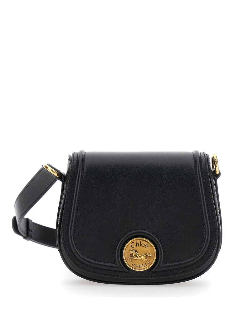 حقيبة كتف سوداء نسائية من الجلد مزينة بشعار حصان، مزودة بحزام كتف قابل للتعديل والإزالة ولوحة شعار في الأمام.