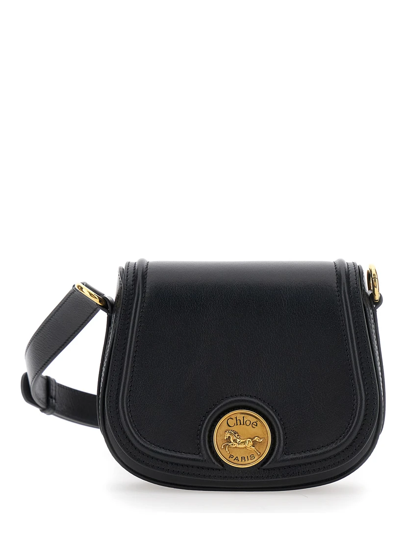 حقيبة كتف سوداء نسائية من الجلد مزينة بشعار حصان، مزودة بحزام كتف قابل للتعديل والإزالة ولوحة شعار في الأمام.