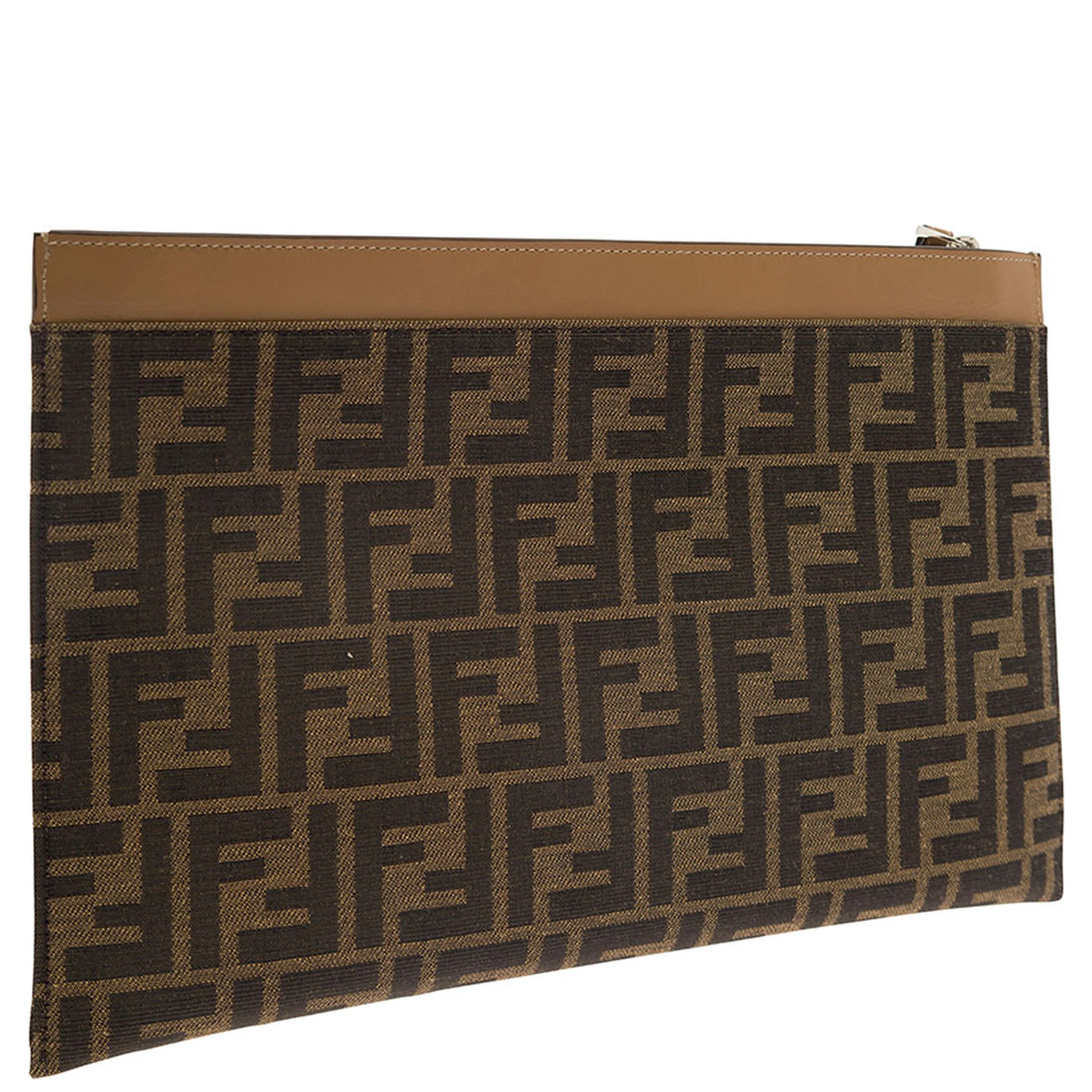 حقيبة يد بنية اللون مزينة بنقش FF كامل من القماش والجلد للرجال