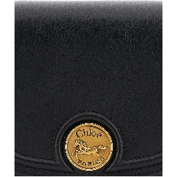 حقيبة كتف سوداء نسائية من الجلد مزينة بشعار حصان، مزودة بحزام كتف قابل للتعديل والإزالة ولوحة شعار في الأمام.