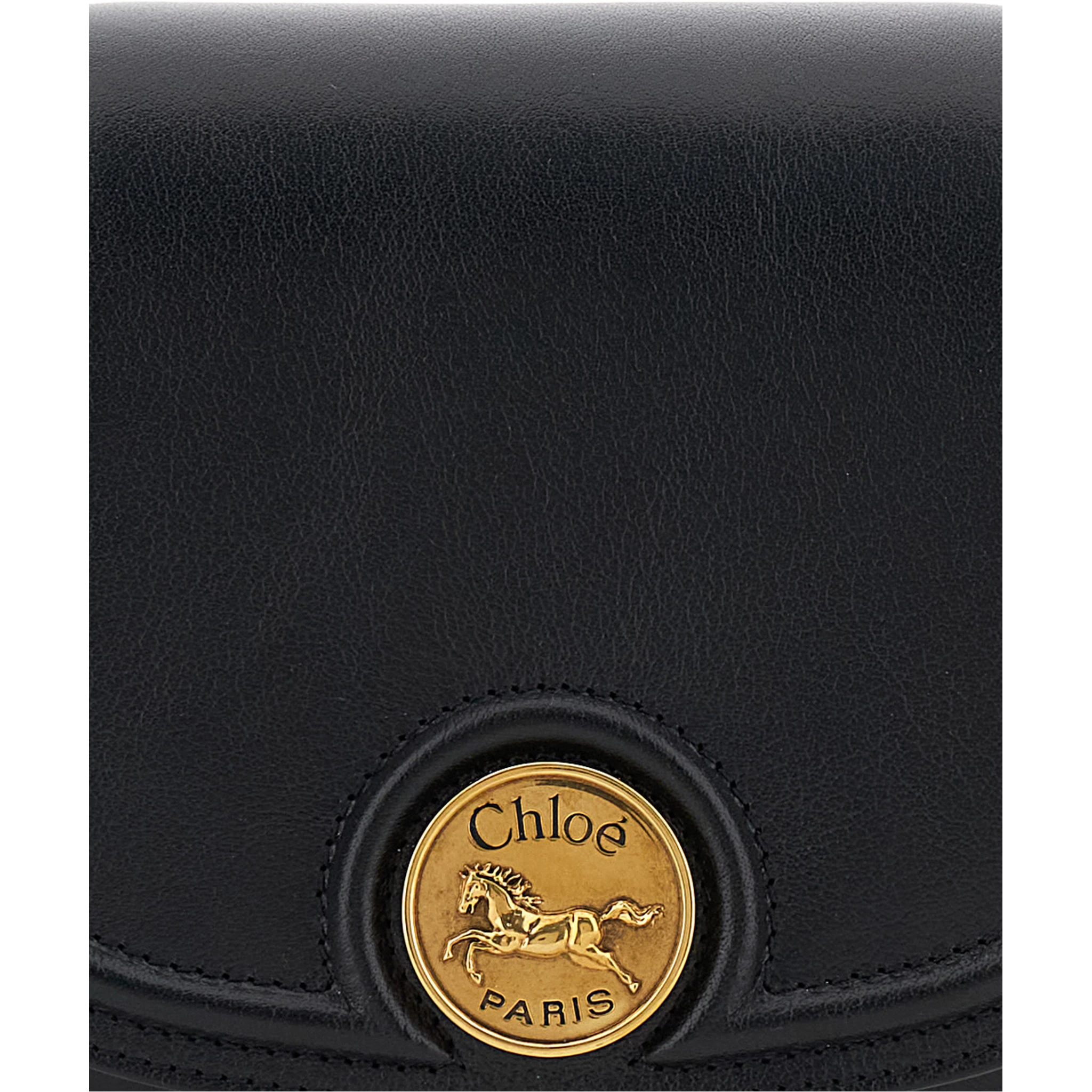 حقيبة كتف سوداء نسائية من الجلد مزينة بشعار حصان، مزودة بحزام كتف قابل للتعديل والإزالة ولوحة شعار في الأمام.