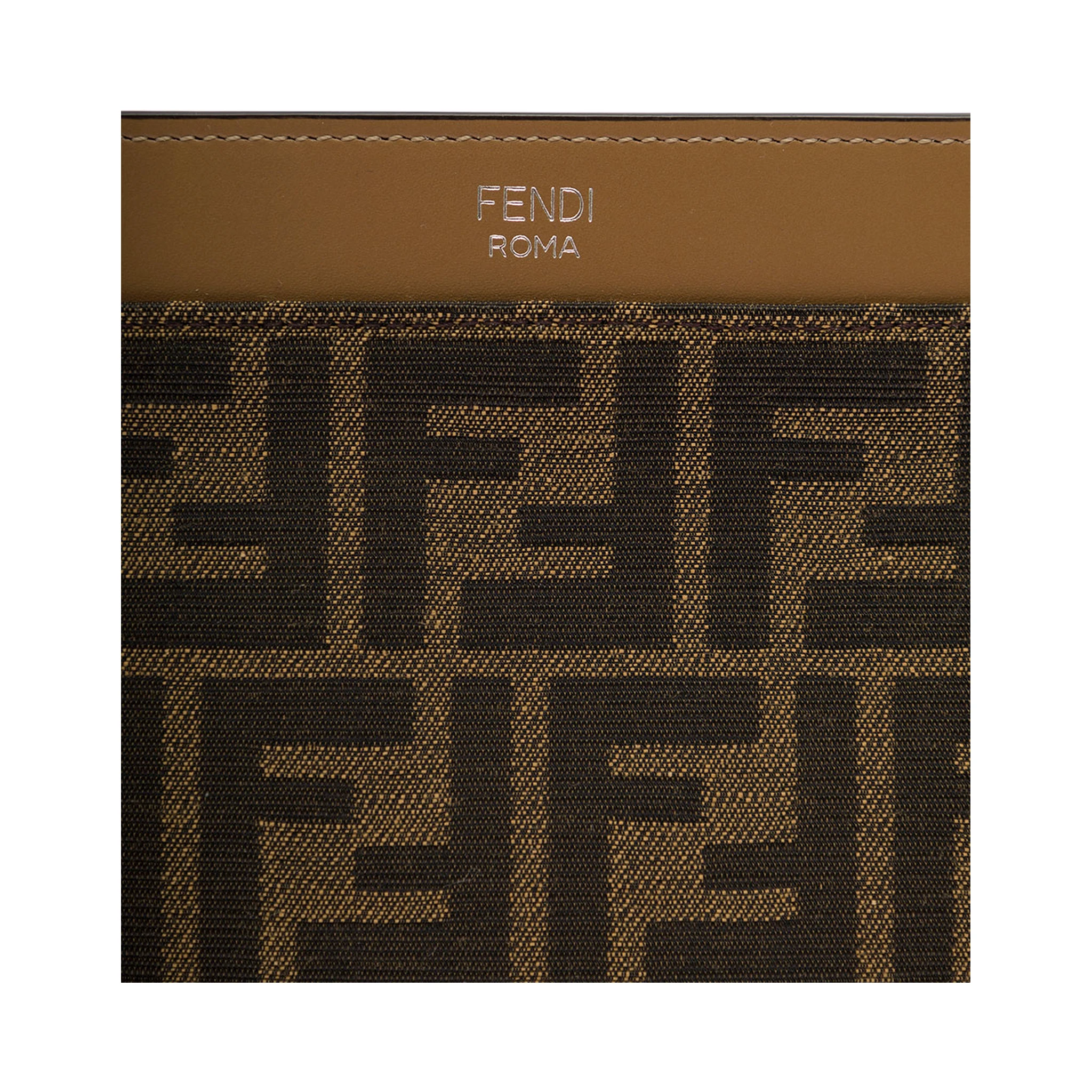 حقيبة يد بنية اللون مزينة بنقش FF كامل من القماش والجلد للرجال