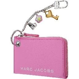 سلسلة مفاتيح وردية اللون مزينة بشعار مطبوع على الجهة الأمامية وزخارف من الجلد المحبب للنساء