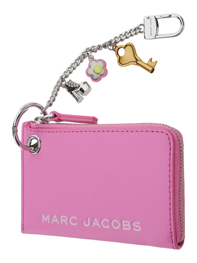 سلسلة مفاتيح وردية اللون مزينة بشعار مطبوع على الجهة الأمامية وزخارف من الجلد المحبب للنساء alternative